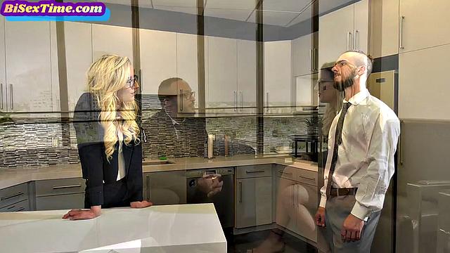 Бисексуалы без стеснения отжарили блонду втроём, а она даже не удивлена - стандартная пятница для взрослых развлекух!