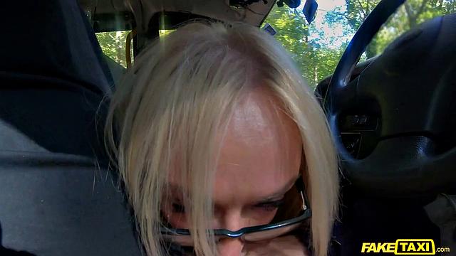 Амбер Дин расплатилась за поездку только анальным сексом, даже огурец пригодился!