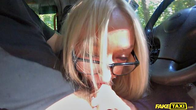 Амбер Дин расплатилась за поездку только анальным сексом, даже огурец пригодился!