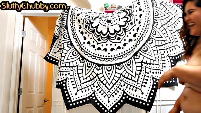 Пышная с сиськами устраивает шоу перед минетом, а любовник уже готов сдаться от смеха и возбуждения.