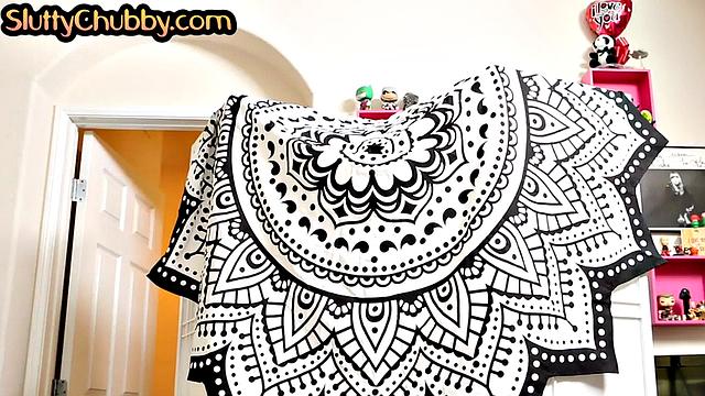 Пышная с сиськами устраивает шоу перед минетом, а любовник уже готов сдаться от смеха и возбуждения.