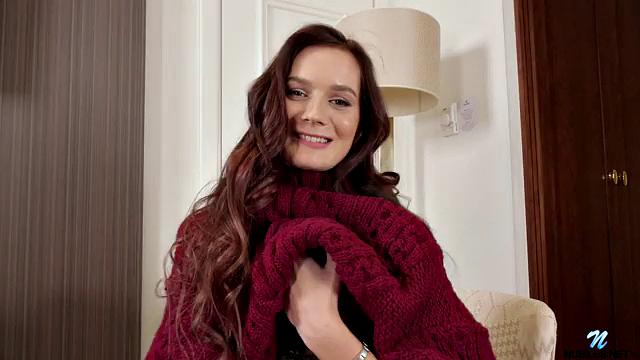 русская брюнетка медленно раздевается и стонет с вибратором