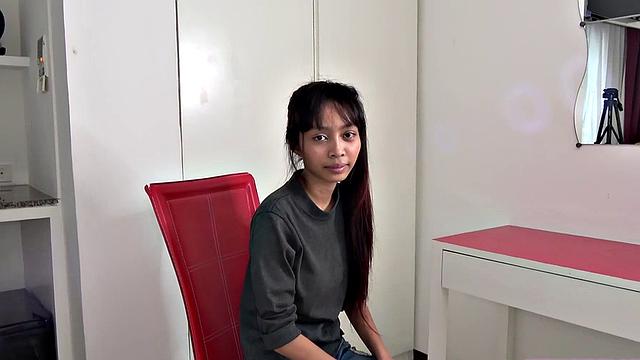 стройная зрелая азиатка с пирсингом не может устоять перед жёстким аналом