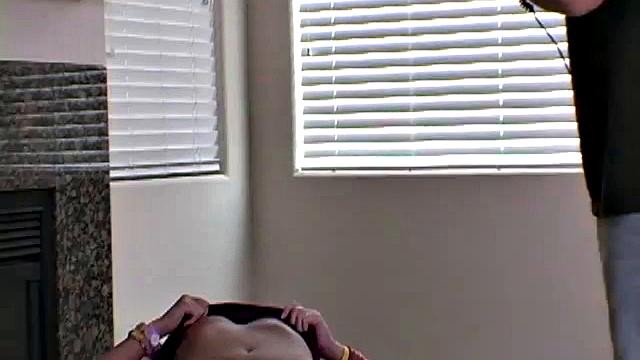 Блондинка Kelli показывает натуральную грудь и зад на фотосессии с откровенными моментами из-за кулис.