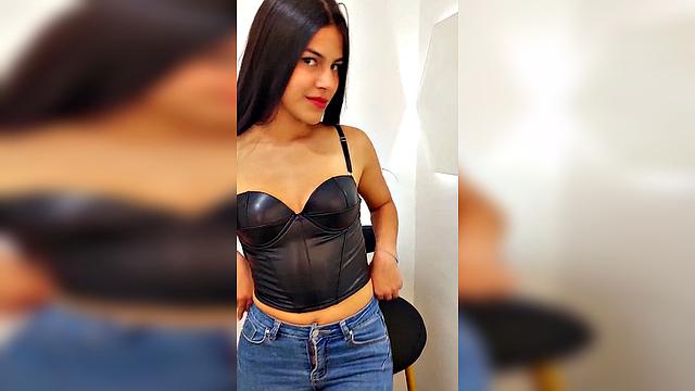 #longhair #brunette #bluejeans #bodygoals #latinabody