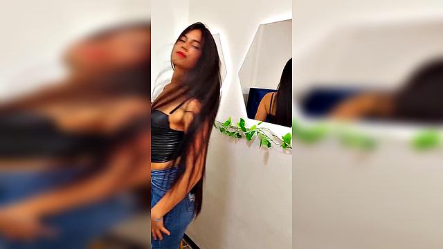 #longhair #brunette #bluejeans #bodygoals #latinabody