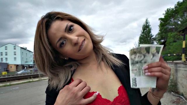 Европейская развратница глотает член в парке - прохожие завидуют