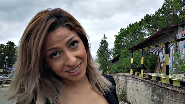 Европейская развратница глотает член в парке - прохожие завидуют