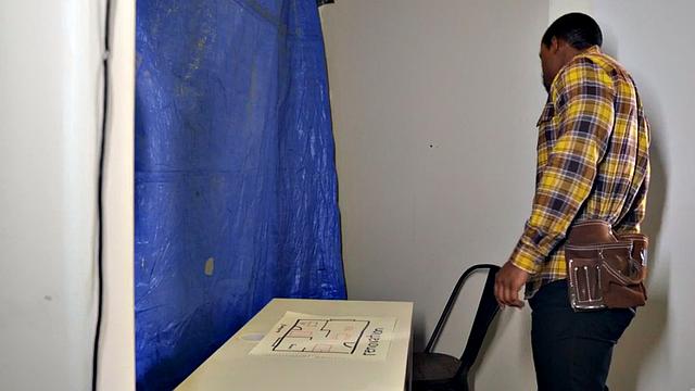 Строительная бригада: пышногрудая транса ловит анальный дрель от бойфренда