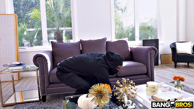 Кайлер Куинн решила перепутать члены и случайно получила огромный черный в подарок от грабителя - boyfriend до сих пор в обмороке, зато у неё теперь новые впечатления!