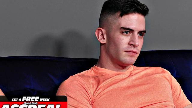 Качок трахается с худым сводным братом без резинки на диване