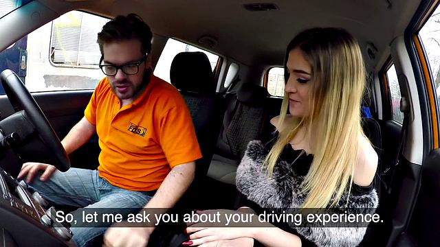 Британская малолетка пересела с руля на член инструктора