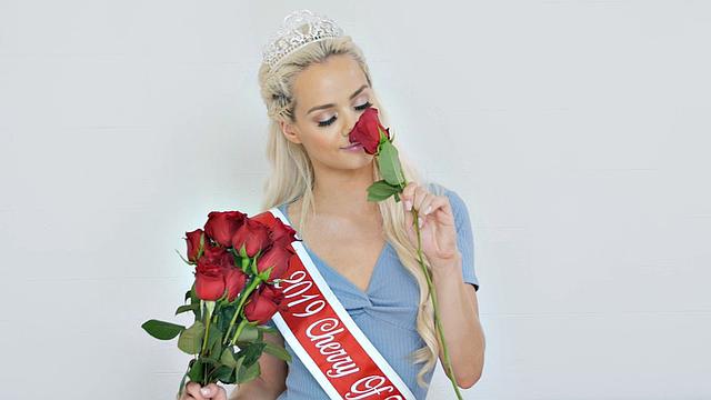 эльса джин кайфует от мастурбации и берёт своё