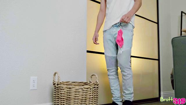 сводная сестра даёт брату понюхать и полизать свою киску