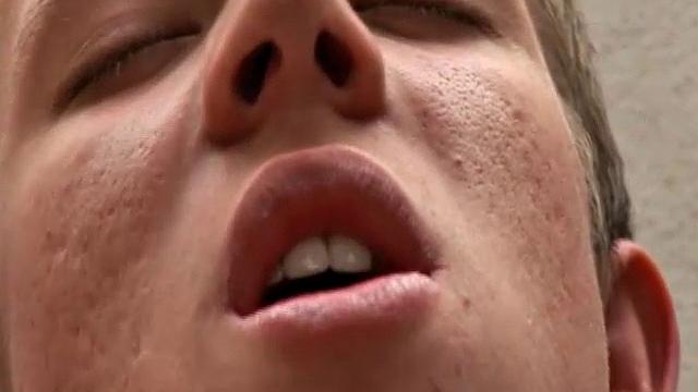 Джеймс Рэй дрочит в душе и показывает свой большой член