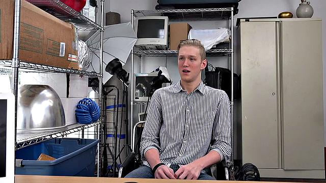 белый отдался страсти, жадно вылизывая чёрного топа