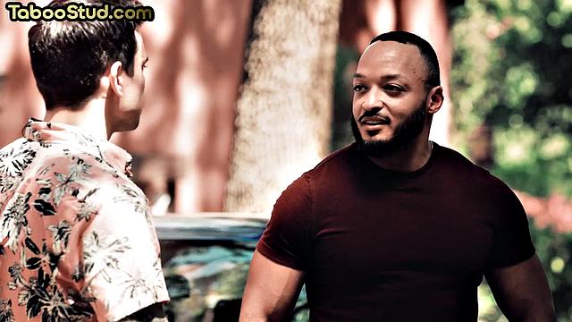 Качок принимает в жопу от своего парня на свежем воздухе.