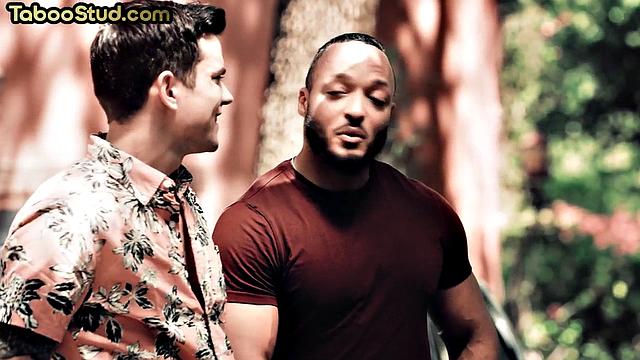 Качок принимает в жопу от своего парня на свежем воздухе.