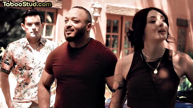 Качок принимает в жопу от своего парня на свежем воздухе.