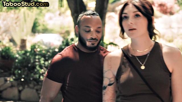 Качок принимает в жопу от своего парня на свежем воздухе.