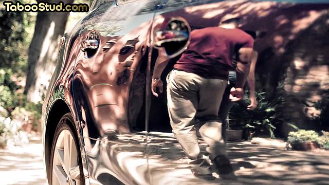 Качок принимает в жопу от своего парня на свежем воздухе.