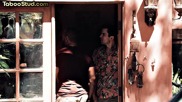 Качок принимает в жопу от своего парня на свежем воздухе.