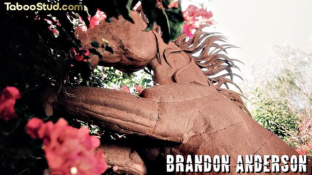 Качок принимает в жопу от своего парня на свежем воздухе.