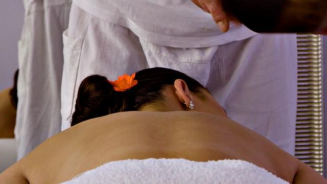 страстные лесбиянки с жадностью дрочат друг другу пальцами