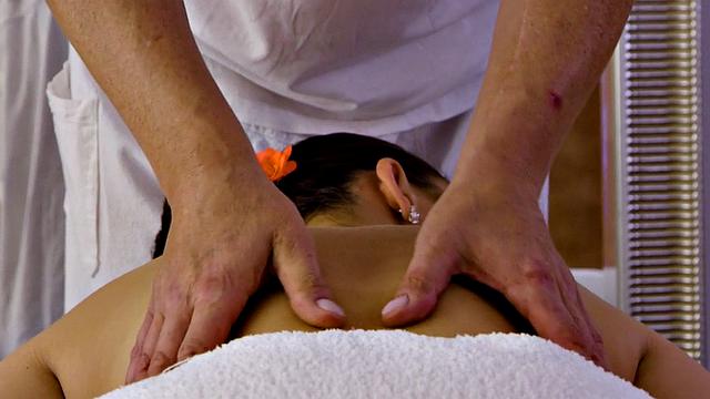 страстные лесбиянки с жадностью дрочат друг другу пальцами