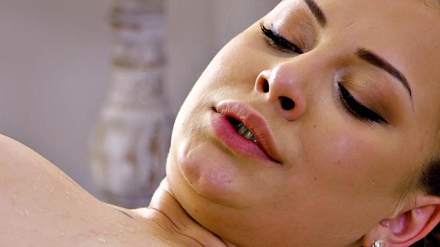 Sexy lesbian sluts love fingering while fingering