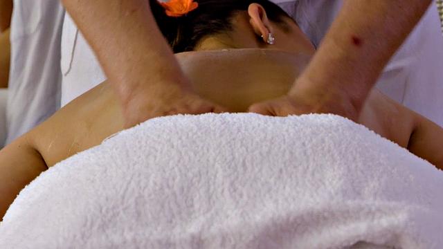 Sexy lesbian sluts love fingering while fingering