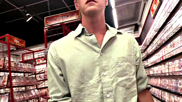 Fooled guy deepthroating at gloryhole