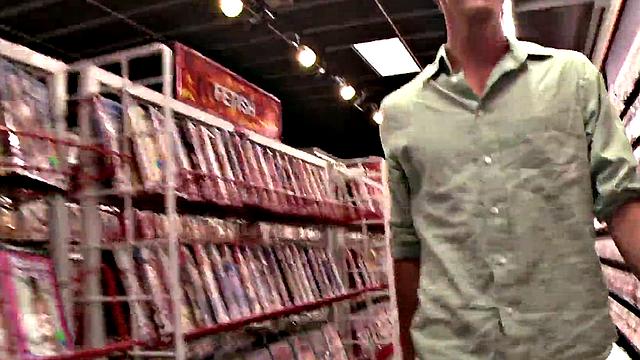 Fooled guy deepthroating at gloryhole