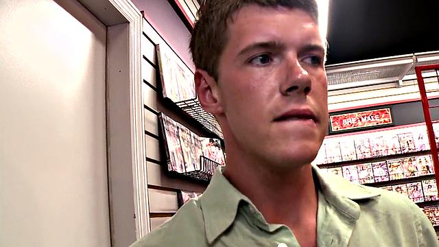 Fooled guy deepthroating at gloryhole