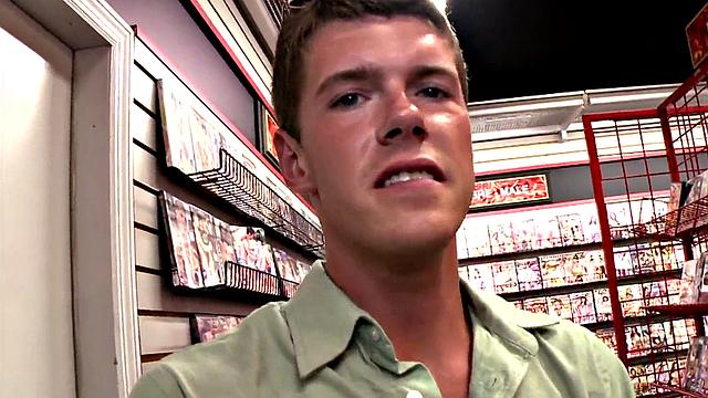 Fooled guy deepthroating at gloryhole