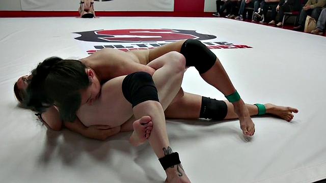 Wrestling Ebony wins lesbo match