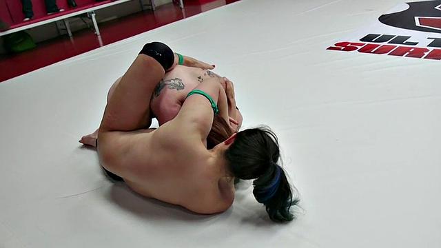 Wrestling Ebony wins lesbo match