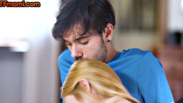 пышногрудая мачеха отсасывает пасынку после жаркого траха