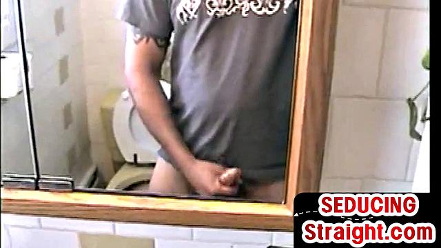 чисто гетеро парень, а вот дед с фантазией - отсос прямо в сортире