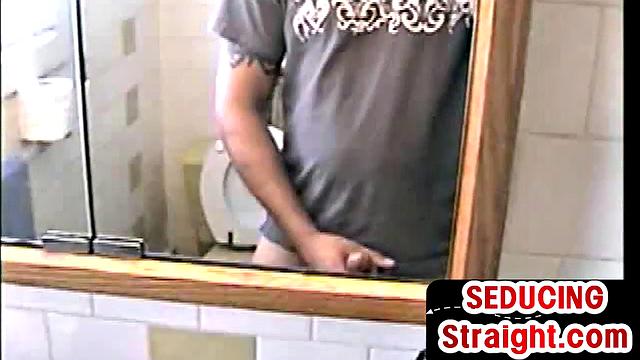 Real amateur str8 sucked by old man in public toilet