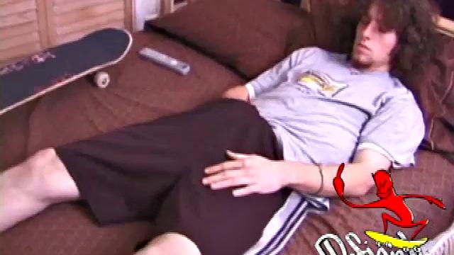 Адам дрочит на улице, не сдерживая себя перед публикой