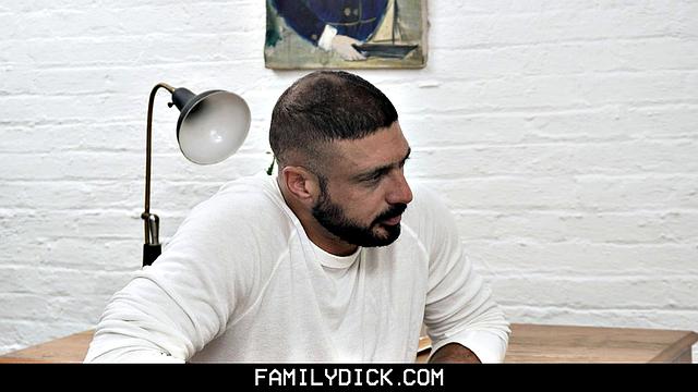 Отчим берёт контроль на ночной терапии и трахает своего жаждущего пасынка