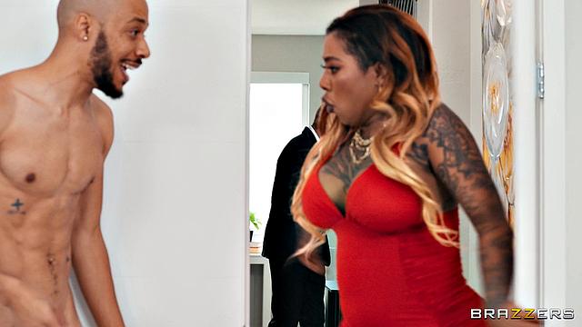 глянь, как трофейная жена трахается с любовником пока муж не видит