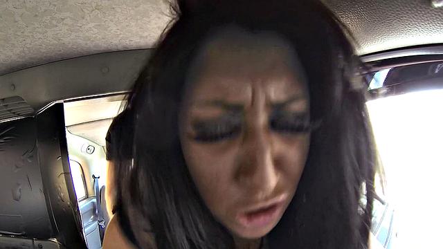 Знакомая блондинка в лифчике ловит такси и требует повторить вчерашнее