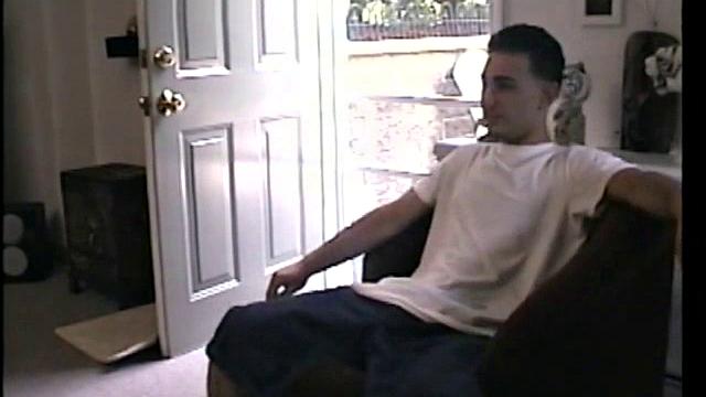 paulie получает дрочку и кончает мощно