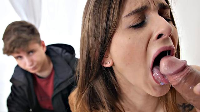 Адэль заводит дружка парня, пока парень волнуется где-то рядом