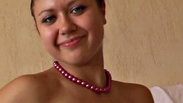 Блондинка устроила приват и забыла про стыд, натирает киску на камеру ради лайков - скромность не про неё!