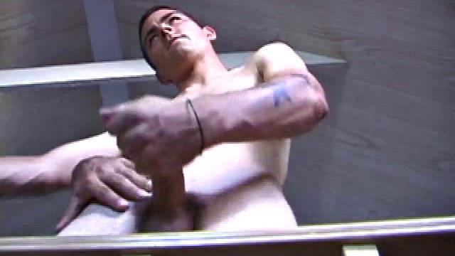 Дэн дрочит с маслом и мощно кончает под прицелом камеры