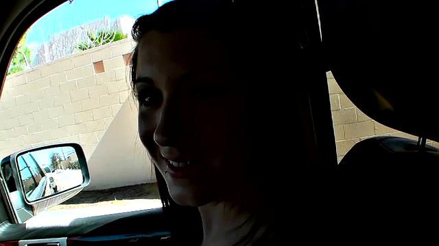 татуированная брюнетка с пирсингом сосёт и трахается за деньги