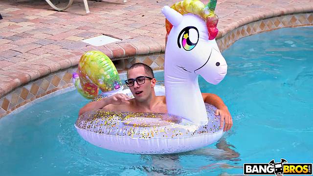 Мачеха Мэйси учит Чада веселиться по-взрослому и дрочит ему на прощёлку, пока тот не вспоминает про домашку.